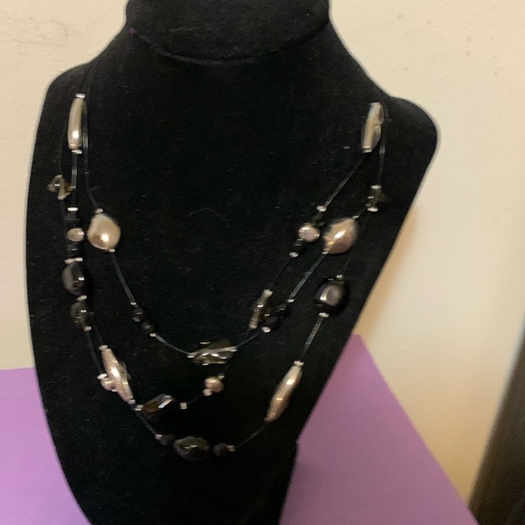 Beautiful necklace, jewelry, black and silver in colour, 16” - Picture 1 of 5